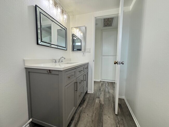 Building Photo - 5382 Circle Dr