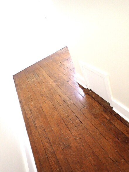 entry into space for small office/den or large walk in closet - 12 Grove Ave