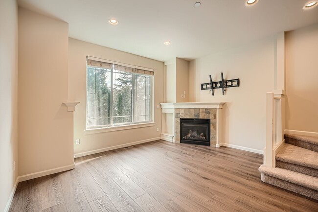 Building Photo - Charming three-level Townhome available for immediate move in.