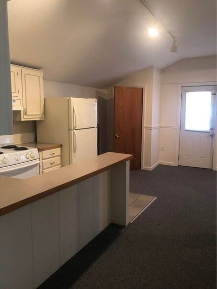 Building Photo - 748 Calef, 3