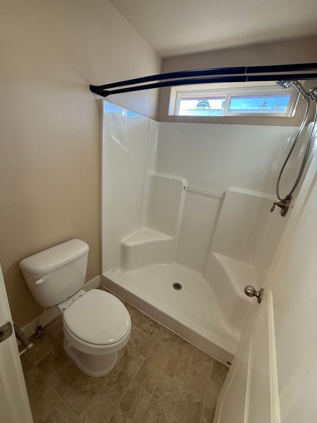 Building Photo - 4 Bed/2.5 Bath Single Family Home in SE Bend