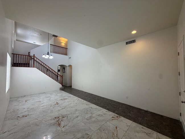 Building Photo - 2635 E Vermont Ct