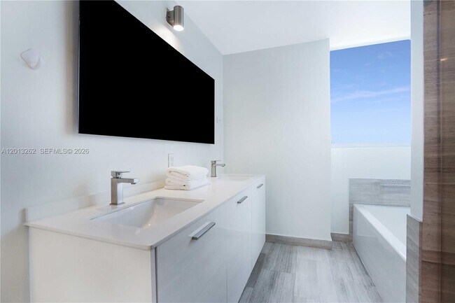 Building Photo - 1300 Brickell Bay Dr