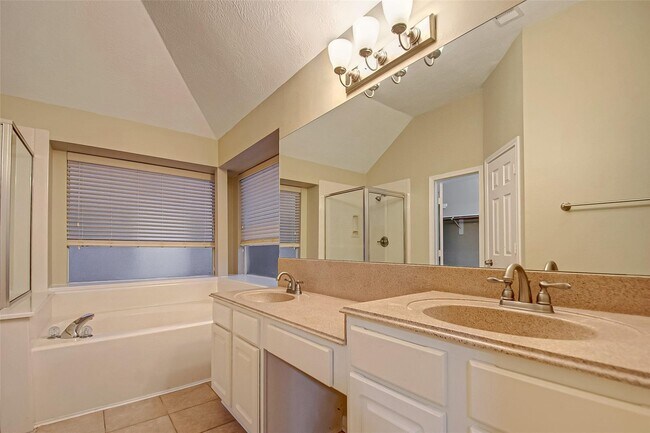 Building Photo - 4611 Summer Lakes