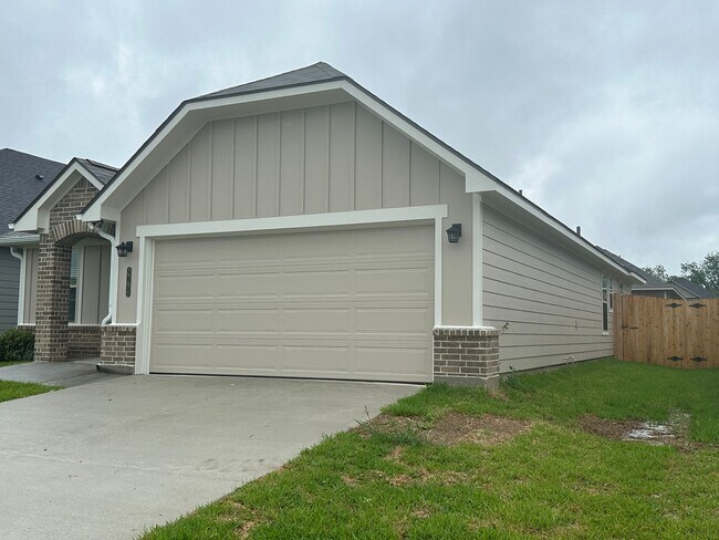 Building Photo - Bryan - 3 bedroom - 2 bath - 2 car garage - fenced in back yard - Brand New House - very new to B...
