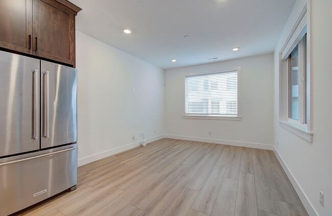 Building Photo - Luxury Upgraded Executive Townhome | 4 Bed | 3 Bath in Prime Camas School District