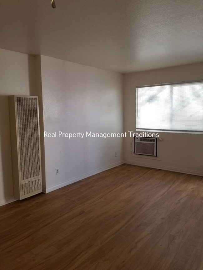 Building Photo - Upgraded 3 + 1 Apartment in Rosamond