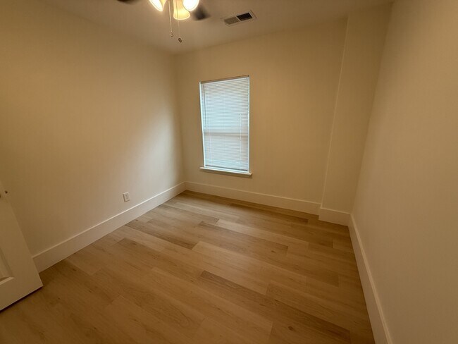 Building Photo - 940 N Hollywood St