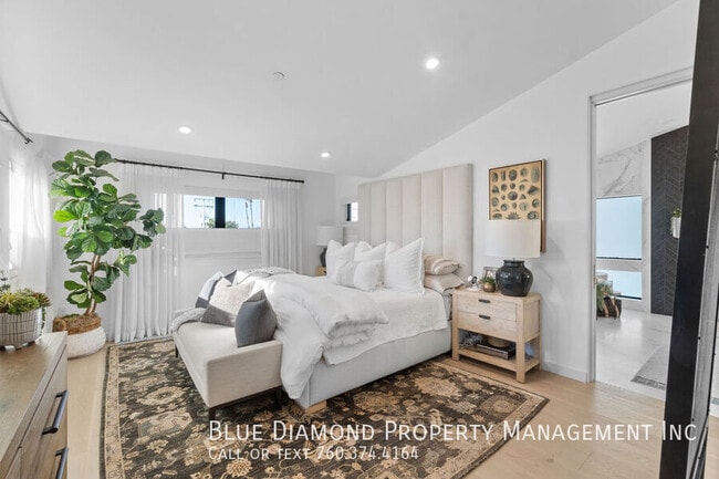 Building Photo - 3301 Lincoln-