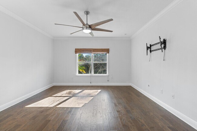 Building Photo - 590 Las Roblas Grande Dr