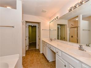 Building Photo - Beautiful Townhome located in the Blakeney...