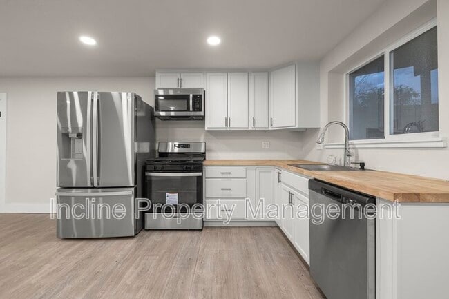 Building Photo - 450 Scenic Dr