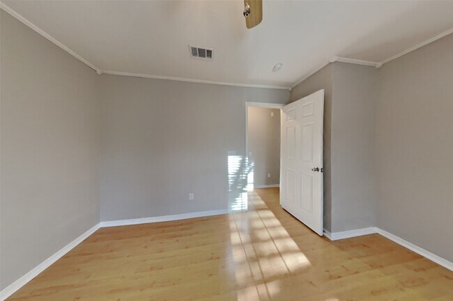 Building Photo - 7611 Round Grove Ln