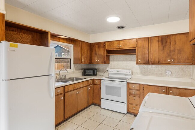 Building Photo - 2204 Cooper Ave