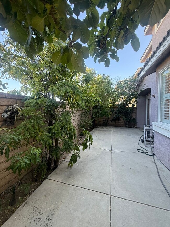 Building Photo - 3 bed, 2 1/2 bath home in East Simi Valley
