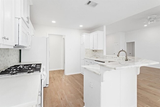 Building Photo - 7673 Rosewood Dr