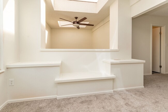 Building Photo - Beautifully Maintained Townhome with Fantastic Amenities