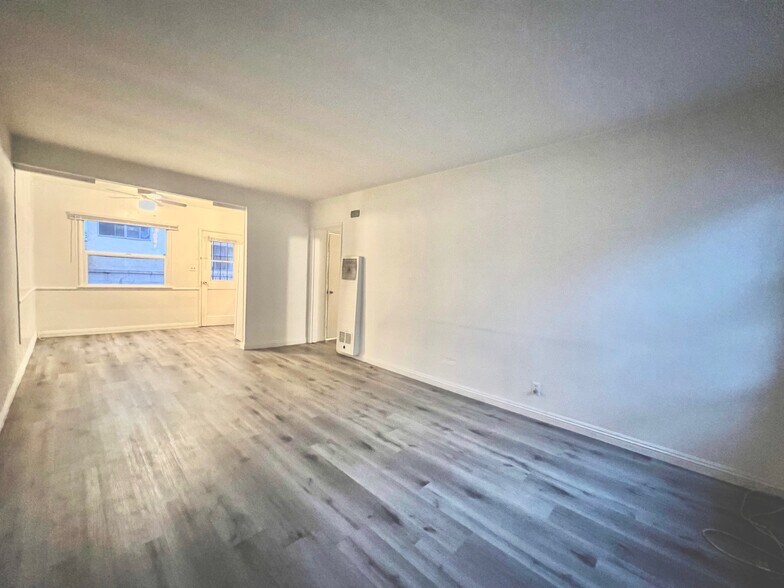 Building Photo - 14122 Delano St