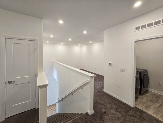 Building Photo - Highly upgraded townhome in Carlsbad