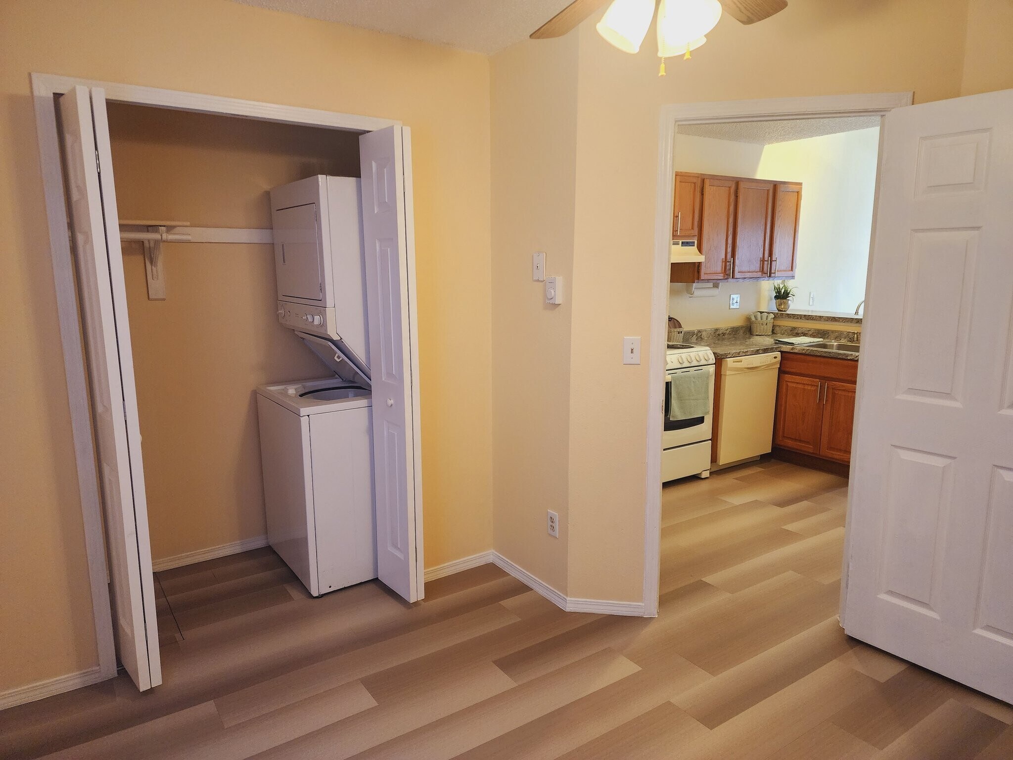 Building Photo - 147 Wellington St