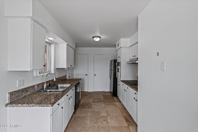 Building Photo - 2346 E Shaw Butte Dr