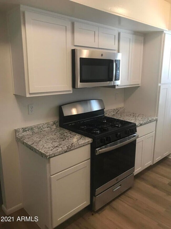 Building Photo - 4 Bed 2 Bath