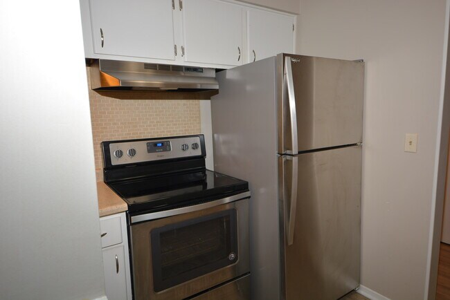 Building Photo - 4330 Villa Dr