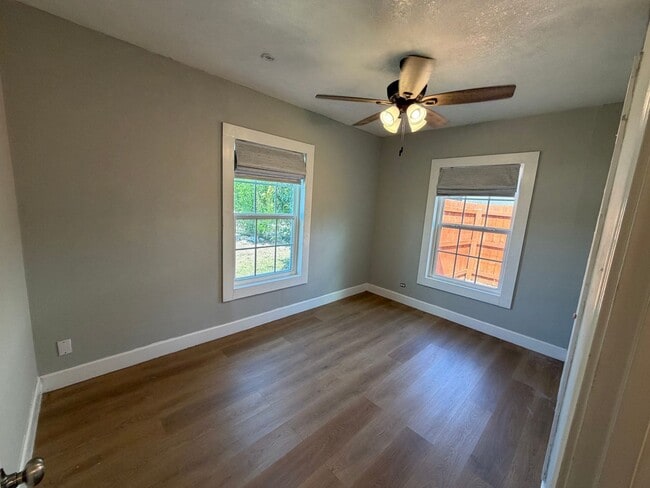 Building Photo - Charming 2 Bed / 1 Bath – Newly Remodeled with Bonus Space!