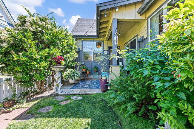 Building Photo - 3 Bedroom/ 2 Bath Stunning Home in Eugene,...