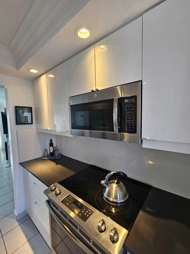 Building Photo - 505 N Riverside Dr