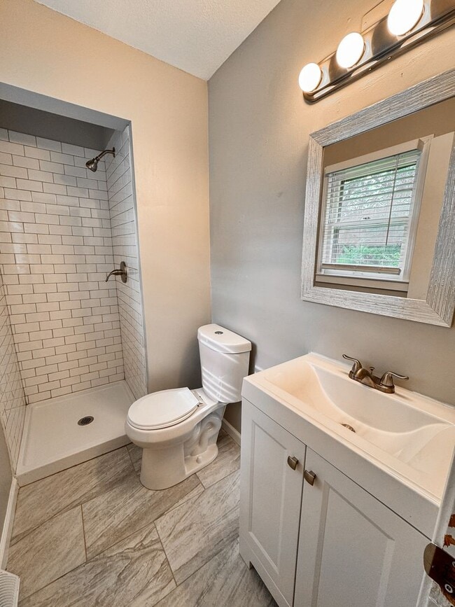 Building Photo - $1,695 - 3 Bed, 2 Bath House in Raytown, MO