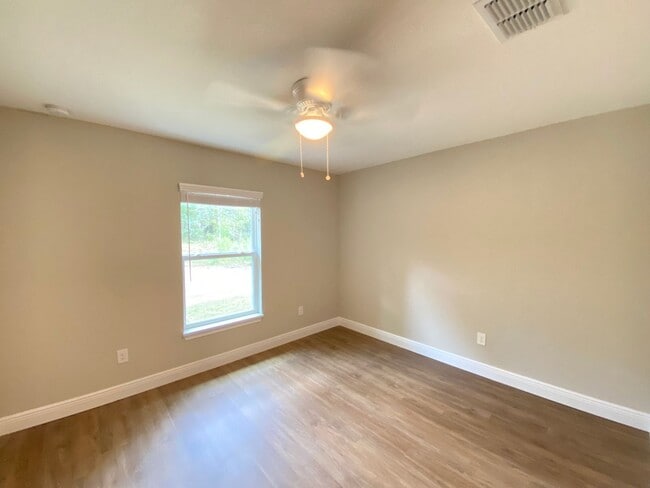 Building Photo - Custom Home - Desirable SE Ocala Neighborh...