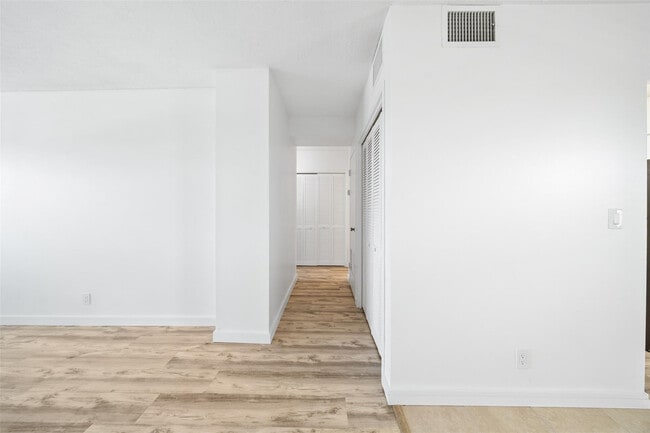 Building Photo - 2555 NE 11th St