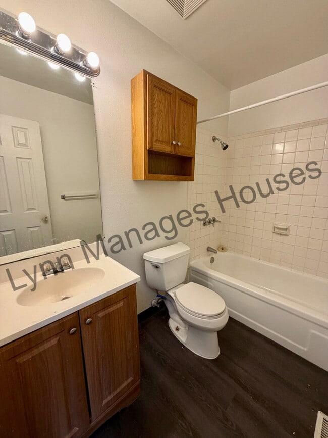 Building Photo - Main Level Three Bedroom Now Ready!