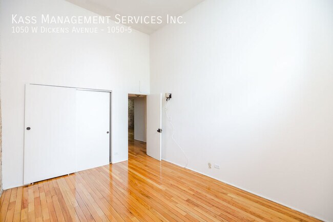 Building Photo - 1050 W Dickens Ave