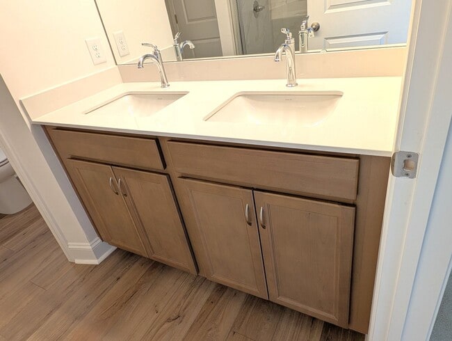 Building Photo - Beautiful, 2 story, end-unit, Townhome located in the Bell Glen Community!