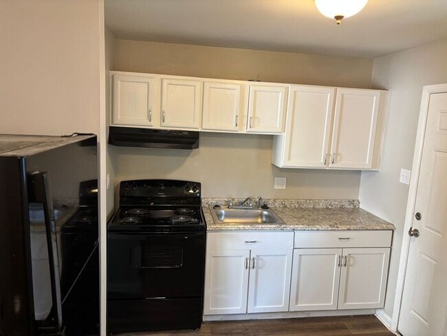 Building Photo - Charming 2-bedroom and 1-bathroom house lo...