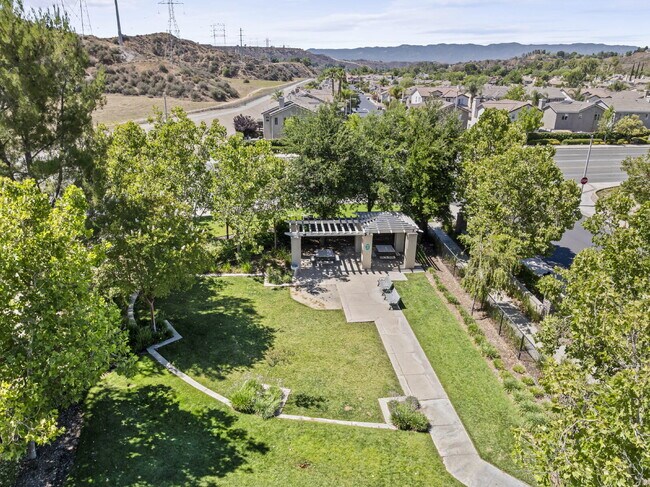 Building Photo - "Spacious 3-Bedroom Retreat with Modern Co...
