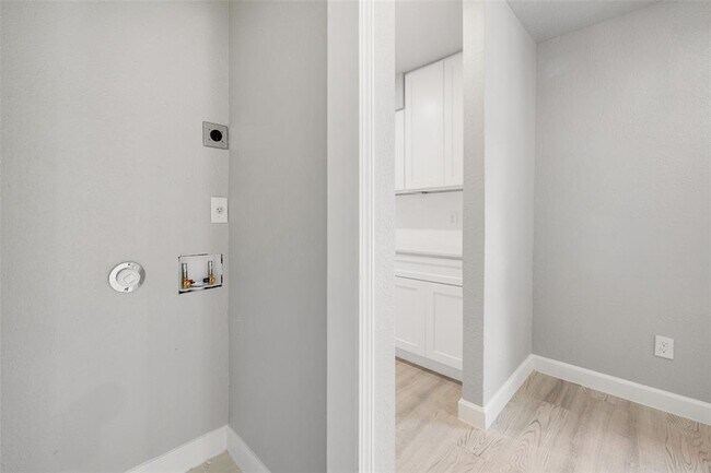 Building Photo - 7000 Carwill Dr