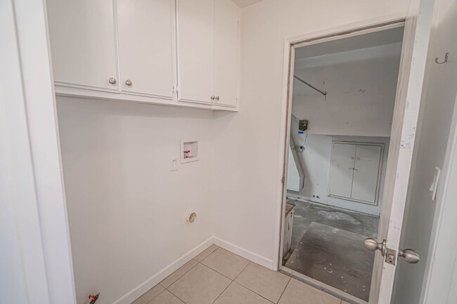 Building Photo - Spacious 4-Bedroom Home with Sun Room & Vi...