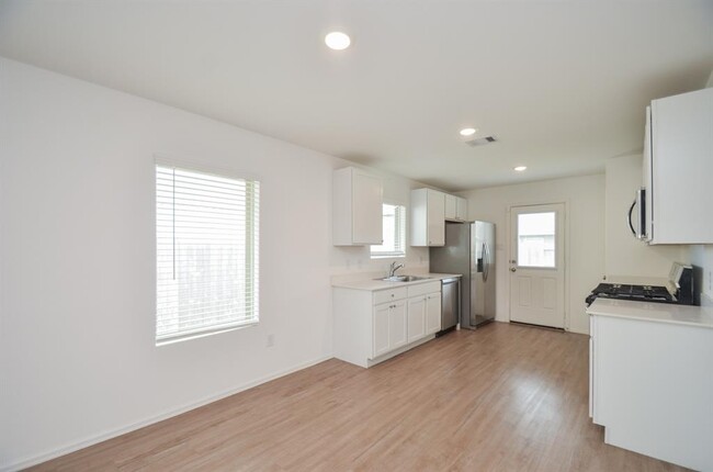 Building Photo - 4127 Saltillo Lakes Dr