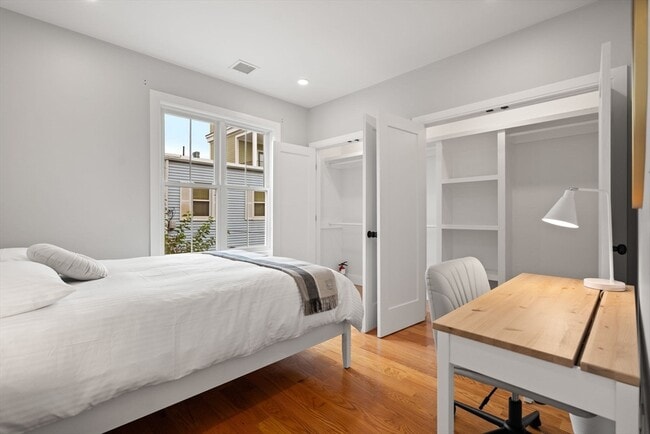 Building Photo - 174 W Seventh St