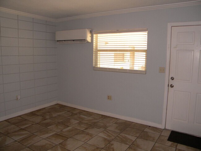 Building Photo - 1031 Royal Palm Ave