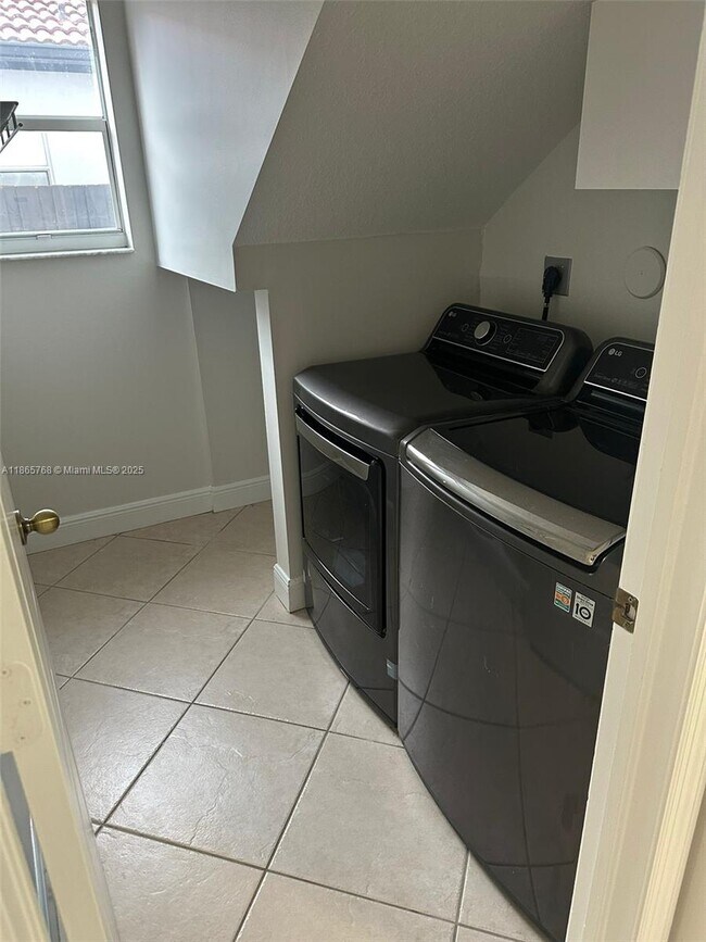 Building Photo - 5120 SW 159th Ave