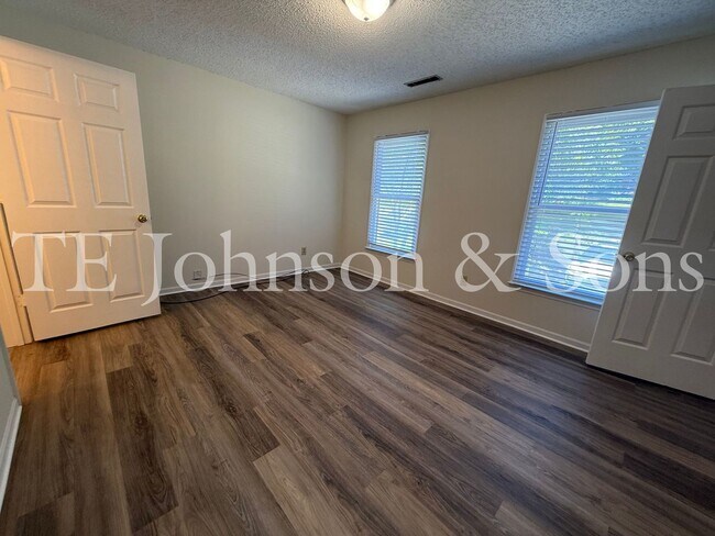 Building Photo - Charming 3-Bedroom Home with Spacious Yard...