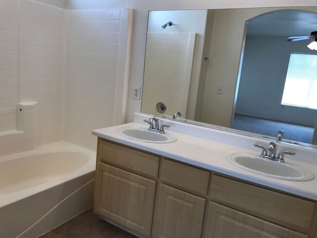 Building Photo - Newly Remodeled 4-bed, 2.5-bath. 3-Car Gar...