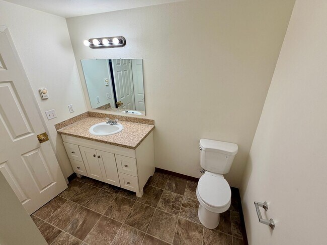 Building Photo - Two Bedroom Apartment in Central Salem