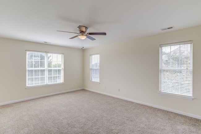 Building Photo - 3 Bedroom Townhouse in Wakefield with 1 Ca...
