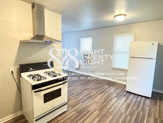 Building Photo - Charming 2 Bedroom/1 Bathroom Single Famil...