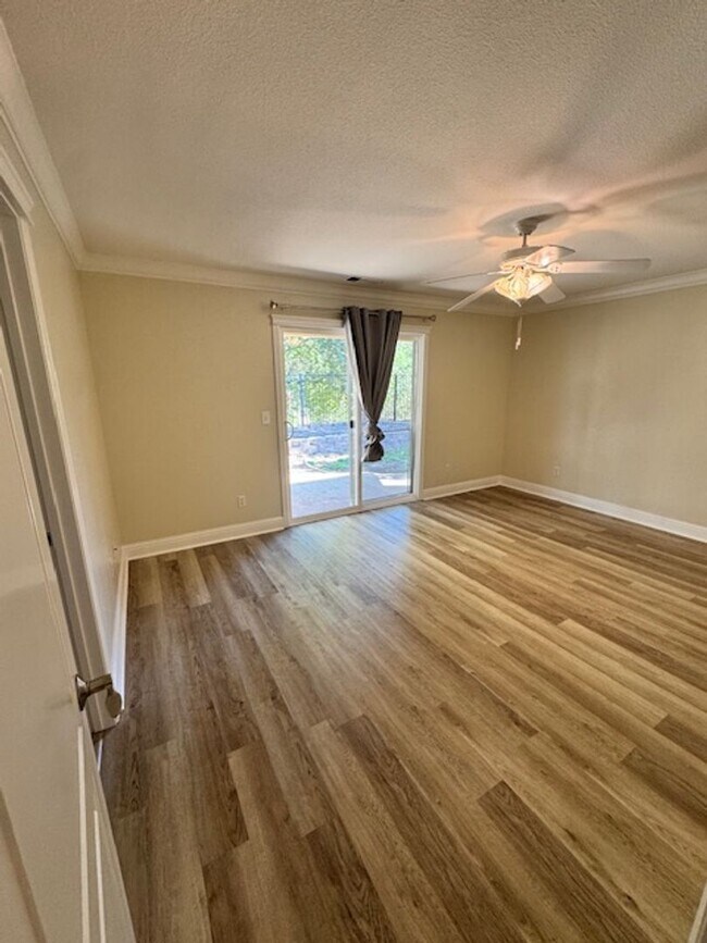 Building Photo - $300 Move in Special - Beautiful South Red...